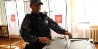 Сотрудники и военнослужащие Управления Росгвардии по Курской области реализуют своё избирательное право - Росгвардия