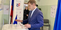 Сенатор РФ Владимир Нетёсов принял участие в голосовании на выборах депутатов Госдумы - Единая Россия
