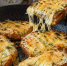 Хлеб в сырной шубке готовлю вместо горячих бутербродов: 10 минут на сковороде — и корочка хрустит, а сыр тянется - Pg11.Ru