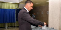 ВрИП Главы Свердловского округа не только проголосовал на выборах депутатов Госдумы РФ, но и поздравил брачующихся с вдвойне важным днём! - Администрация города Свердловска и Свердловского района