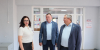 Игорь Мартынов посетил избирательные участки Камызякского района в первый день голосования - Дума