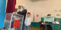 Земский учитель Чиркатинской СОШ Айшат Шихмирзаева с годовалой дочерью Марьям и пятилетним сыном Магомедом пришла на выборы - Гумбетовский район