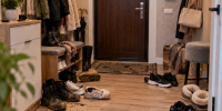 Обувные полки — прошлый век: хозяйки нашли новое решение для маленькой прихожей — и места сразу куча - Prochepetsk.ru