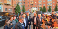 Хинштейн в Железногорске встретился с горожанами, чьи квартиры пострадали от удара БПЛА - Курские Известия