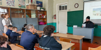 Священник посетил Яблоновскую основную общеобразовательную школу и провел встречу с преподавателями и учащимися - Валуйская епархия