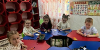 Занятие по рисованию в ГБУ “Шатойский ЦСПСиД”: свобода творчества и развитие детей - Министерство труда, занятости и соцразвития