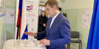 Сенатор РФ Владимир Нетёсов принял участие в голосовании на выборах депутатов Госдумы - ВестиПК в Воронеже