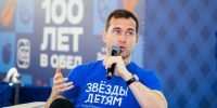 Футболист Александр Кержаков встретился с юными участниками Кубка Лаврова и Семёнова - ЛенТВ24