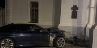 Иномарка врезалась в церковь на улице Кима в Нижнем Новгороде - Newsroom24.Ru