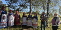 В деревне Ежово избирателей встретили хлебом-солью и песнями 1 В деревне Ежово избирателей встретили хлебом-солью и песнями - Кировская правда