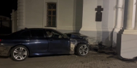 Водитель BMW влетел в церковь в Нижнем Новгороде: трое пострадали - фото 1 - vGorodeN.Ru