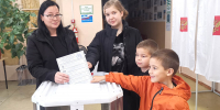 На избирательный участок в Сараях супруга участника СВО пришла с детьми - RyazPressa.Ru