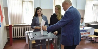 Сергей Шелест на выборах с женой и дочерью - РИА Омск-информ
