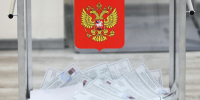 Юные избиратели, достигшие 18 лет, получили свои первые бюллетени на выборах в Госдуму РФ - Единая Россия