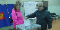 Встречают избирателей  цветами. - Газета Солигаличские вести