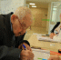 Связь поколений: 101-летний ветеран Иван Дзюба проголосовал на выборах в Майкопе вместе с правнуком - Единая Россия