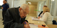Связь поколений: 101-летний ветеран Иван Дзюба проголосовал на выборах в Майкопе вместе с правнуком - Единая Россия