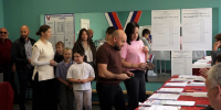 Мысковчане приходят на избирательные участки семьями - Город Мыски