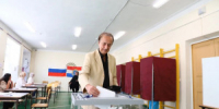 На свой избирательный участок пришел Владимир Гальченко — народный артист РФ, лауреат Национальной театральной премии «Золотая маска», председатель Самарского отделения Союза театральных деятелей России, артист Самарского академического театра драмы имени - НИА Самара