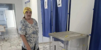 Среди сотен людей, пришедших исполнить свой гражданский долг была она — женщина, во взгляде которой читается целая история мужества - Газета Дон