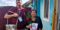 Урало-Ахтубинском поселении выездная комиссия поздравила юбиляра - Быково-медиа