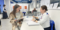 Встреча выпускников на избирательном участке: в Королёве одноклассники спустя год после школы пришли голосовать - Администрация г. Королёв