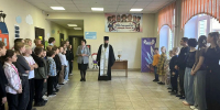Благочинный Навлинского церковного округа совершил молебное пение на начало учебного года в Навлинской основной школе и окропил учебное здание святой водой - Навлинское благочиние
