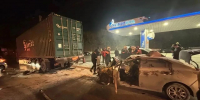 Легковой автомобиль в Новосибирске врезался в тягач на АЗС - Gorsite.Ru