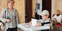 Сейф-пакеты, кандидат в Госдуму, внуки и ветераны 90 лет. В Артемовском прошел второй день выборов  - Газета Егоршинские Вести