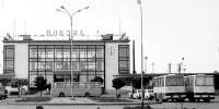 Август 1979 г. Фрагмент панорамы привокзальной площади. Волгоградская область, Волжский. Источник - сайт «Ретроспектива среды обитания человечества» - Блокнот Волжского