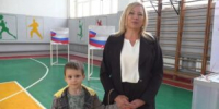 Директор Центра детского творчества Наталья Медведева проголосовала в Апшеронске вместе с внуком - Газета Апшеронский рабочий