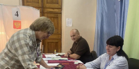 Председатель Мысковской женской городской общественной организации Марина Полковникова проголосовала на участке № 565 - Город Мыски