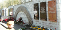 Аллея Памяти. Справа плита, посвящённая пермякам, павшим в боях за Ленинград. В плитах как в зеркале отражаются проходящие посетители. - Газета Искра