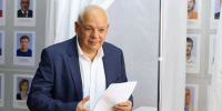 Председатель Общественной палаты Волгограда Евгений Князев принял участие в голосовании на выборах депутатов Государственной Думы девятого созыва - Единая Россия