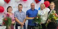 В селе Биджан на избирательном участке поздравили семью участников специальной военной операции с двойным свадебным юбилеем - Единая Россия