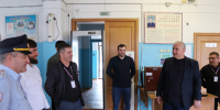 Глава Казбековского района посетил избирательный участок № 0496 в селе Гуни - Казбековский район