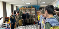 Военнослужащий Росгвардии выступил судьей в военно-спортивной эстафете в детском доме - Росгвардия