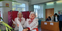 «Сохраняем лучшие народные традиции»: солистки ансамбля «Терегель» проголосовали в народных костюмах - Единая Россия