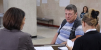 Представители волонтёрского движения Свердловского муниципального округа в течение трёх дней активно голосуют на избирательных участках - Администрация города Свердловска и Свердловского района