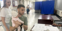Самые маленькие свердловчане тоже стремятся почувствовать атмосферу выборов депутатов в Госдуму РФ - Администрация города Свердловска и Свердловского района