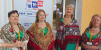 Певицы с роскошными шалями на плечах пришли голосовать в селе Новоблагодарном - Вечерний Ставрополь