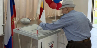 102-летний ветеран Великой Отечественной войны Свирид Никифорович Данилов проголосовал на выборах депутатов Госдумы - Единая Россия