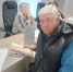 Постоянный подписчик «Зеленодольской правды» Алексей Карин пришел на выборы с любимой газетой - Новости Зеленодольска