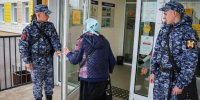 В поселке Лебяжье росгвардеец подоспел на помощь к пожилому мужчине, которому стало плохо - 47Channel.Ru