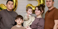 Владислав, Макар, Яна с дочкой Дариной, Илья Коротковы на семейном торжестве / фото из семейного архива. - Газета Авангард