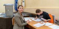Николай Иванов с товарищами по партии проголосовал на своем избирательном участке в воскресенье, 20 сентября - КПРФ
