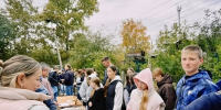 Выпечка, танцы и улыбки: в школе № 45 прошла яркая осенняя ярмарка! - Город Чита