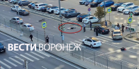 Курьера отбросило на несколько метров после ДТП с легковушкой в Воронеже - ГТРК Воронеж