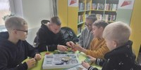 Прошла всего неделя с момента торжественного открытия, а библиотека нового поколения в селе Верхняя Санарка Пластовского округа превратилась из праздничной площадки в самый оживленный центр села. Книжные стены сегодня наполнены детским смехом, сосредоточенным гулом взрослых и тихим шелестом страниц. Пространство, созданное благодаря Национальному проекту «Семья», не пустует ни минуты — оно активно осваивается жителями всех возрастов. - Пластовский район