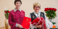 Директор гимназии № 30 Татьяна Фризон принимает поздравления с юбилеем - Мэрия города Магадана